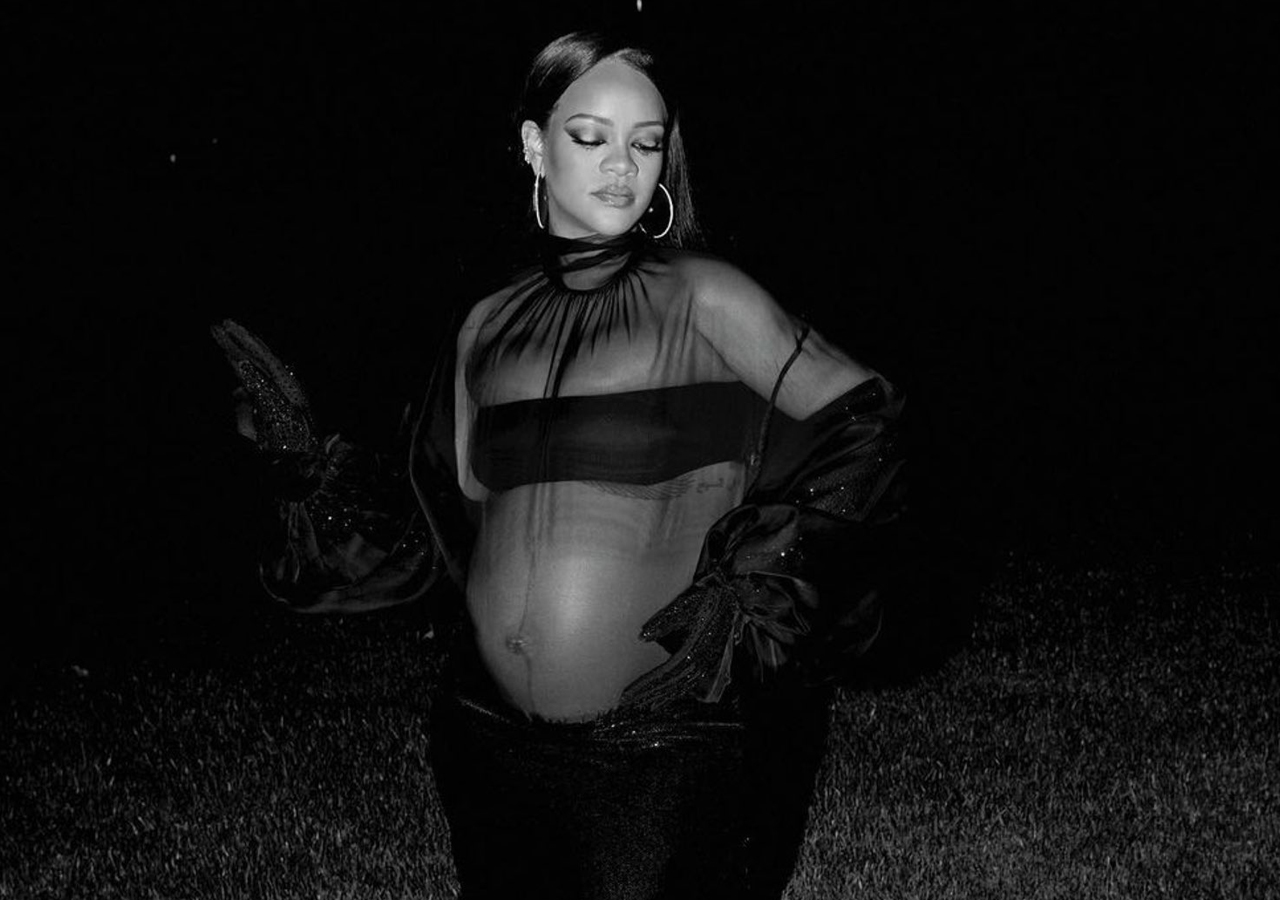 Rihanna presume su embarazo en portada