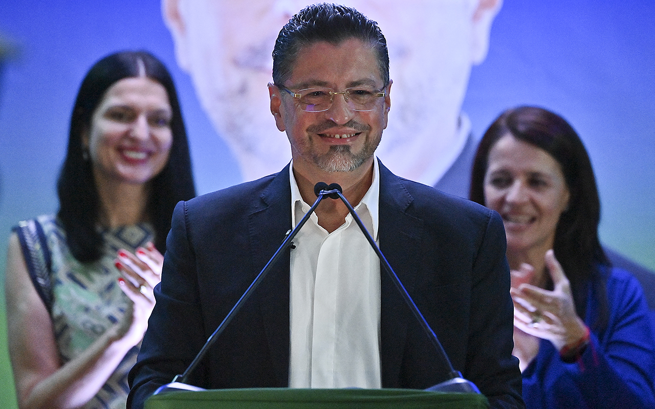 Rodrigo Chaves, del escándalo por acoso a virtual presidente de Costa Rica