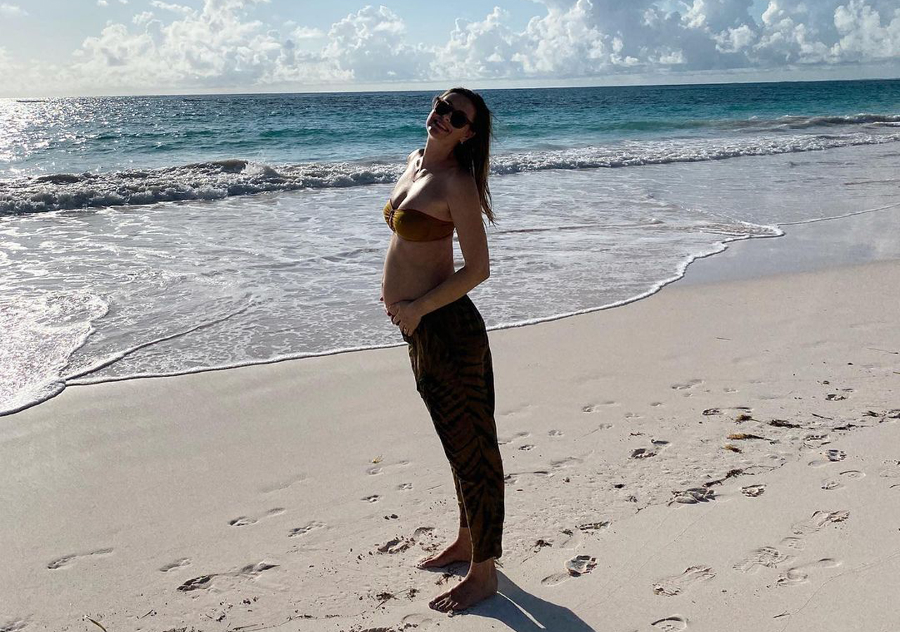 María Sharapova luce su embarazo en la playa