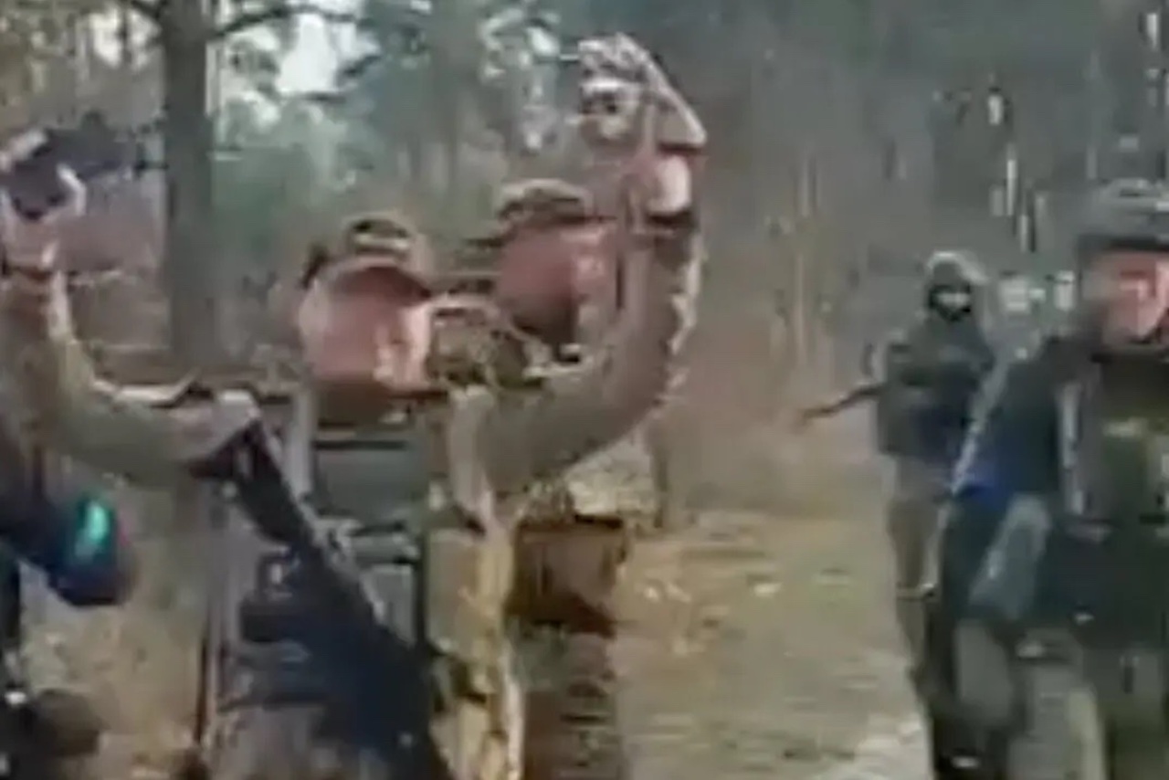 Un video capta a soldados ucranianos ejecutando a militares rusos, según The New York Times