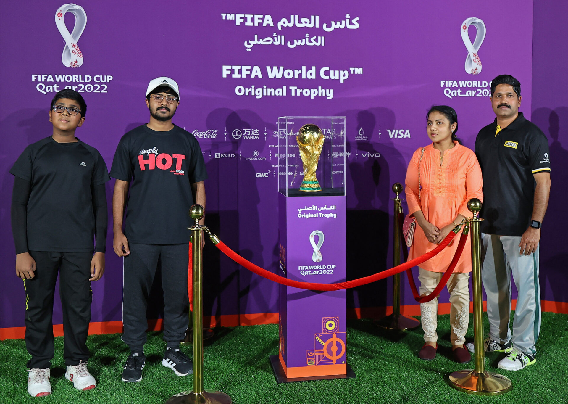 Obreros admiran la Copa del Mundo en Qatar