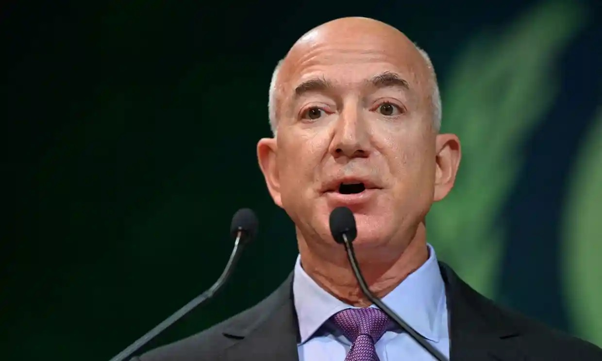 Oh, no. ¿Acaso Jeff Bezos se está preparando para postularse a un cargo público?