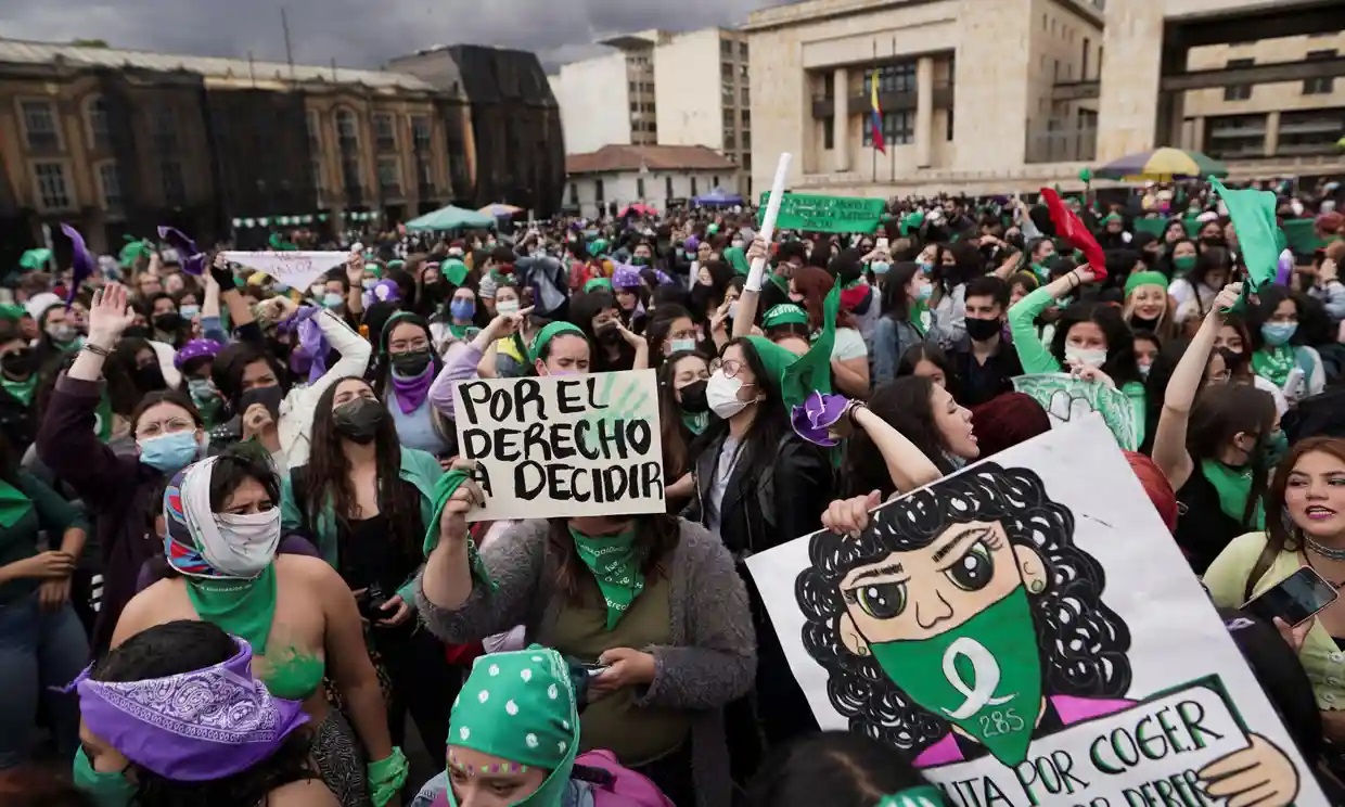 Feministas de AL prometen proteger el derecho al aborto en sus países tras intención de anulación en EU