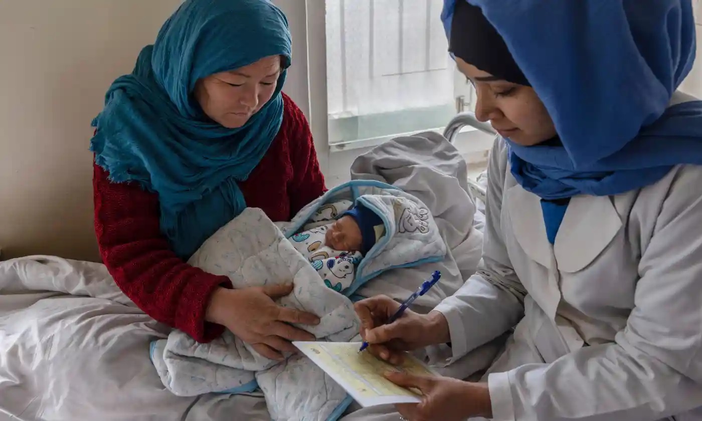 ‘Los talibanes saben que nos necesitan’: los hospitales afganos dirigidos por mujeres