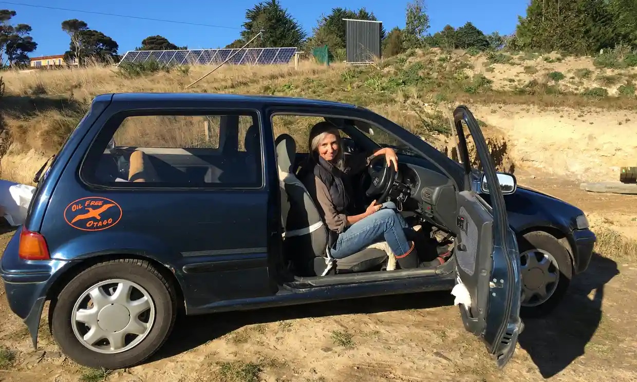 Una mujer de Nueva Zelanda crea su propio auto eléctrico por 24 mil dólares