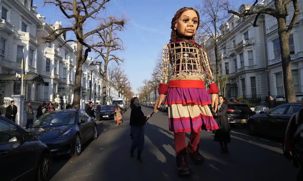 La marioneta gigante Little Amal se reunirá con los niños refugiados ucranianos en Polonia