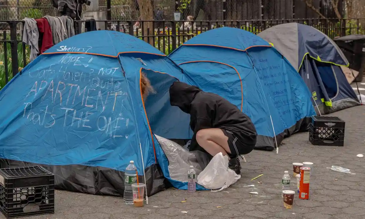 ‘El fascismo funciona así’: los neoyorquinos sin hogar luchan en medio de los desalojos policiales