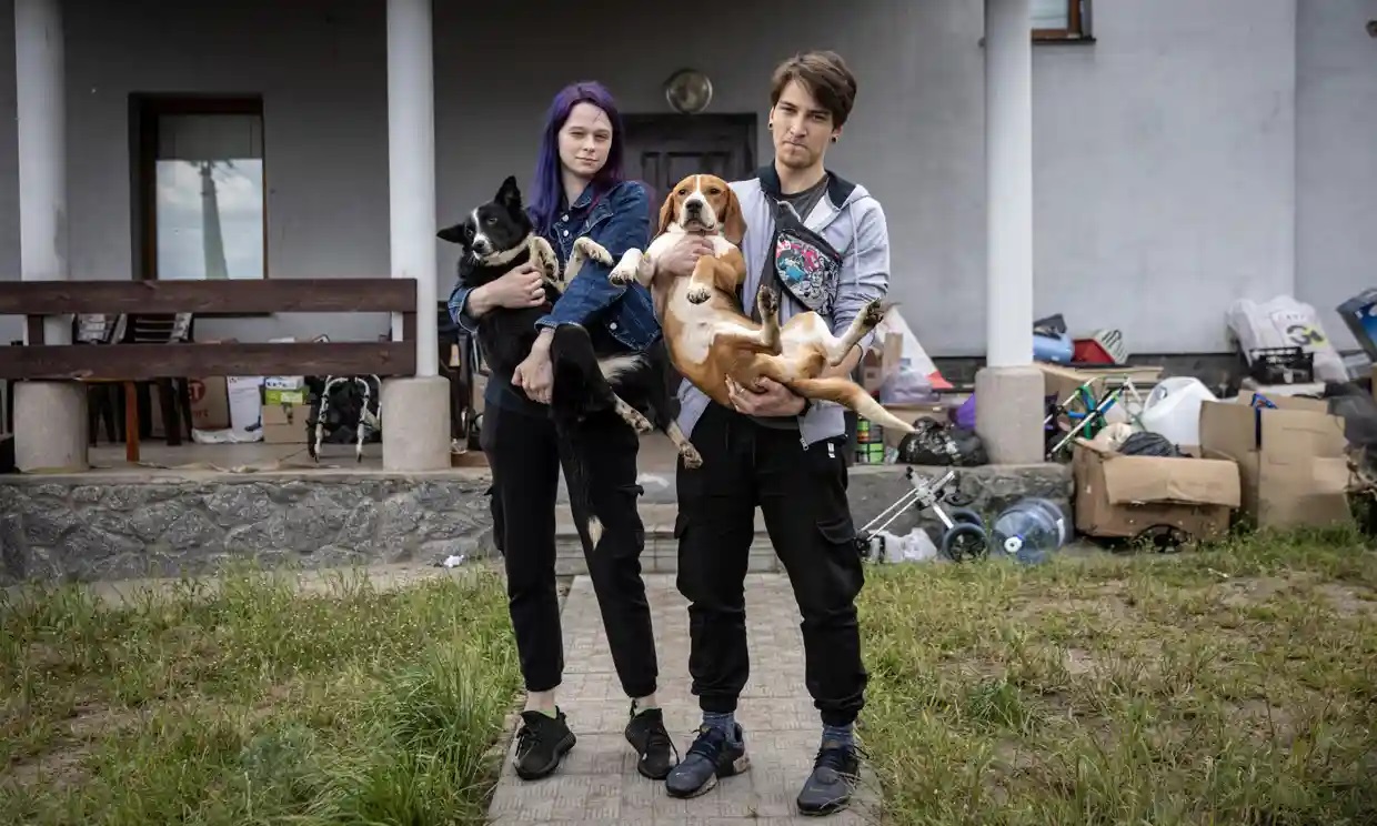 ‘Teníamos demasiadas cosas que hacer como para tener miedo’: la pareja que huyó de Irpin con 19 perros