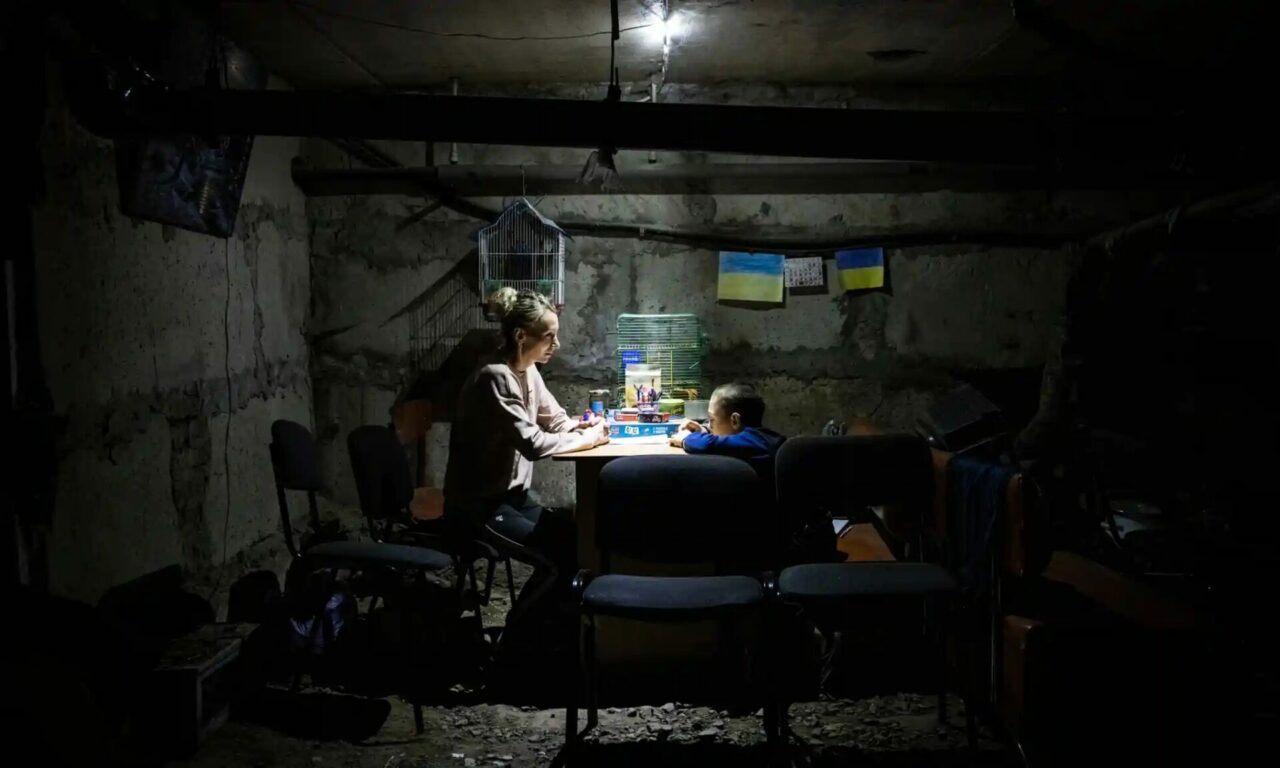 Dibujando monstruos en el sótano: el último niño de un pueblo ucraniano en ruinas
