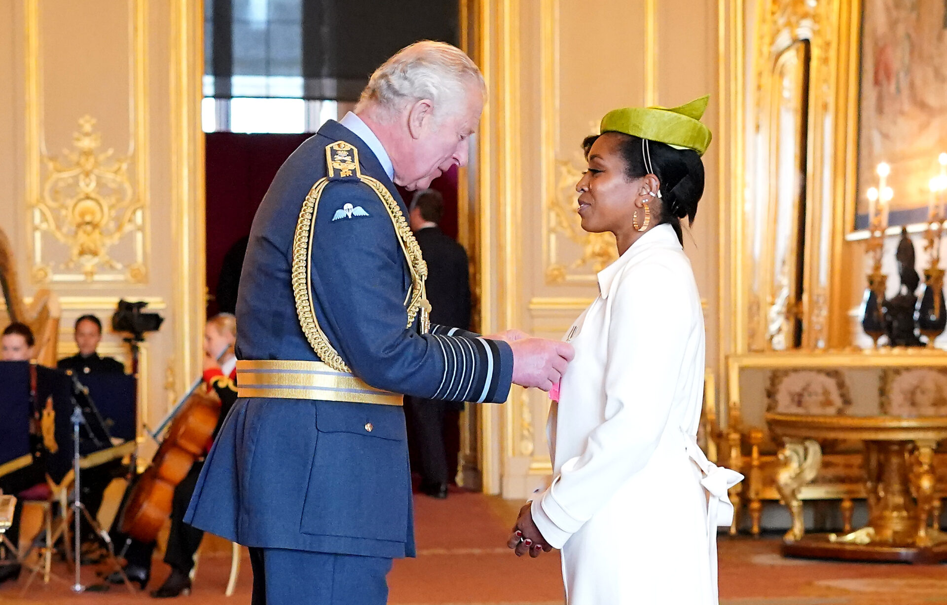 Príncipe Carlos condecora a nuevos miembros del Imperio Británico