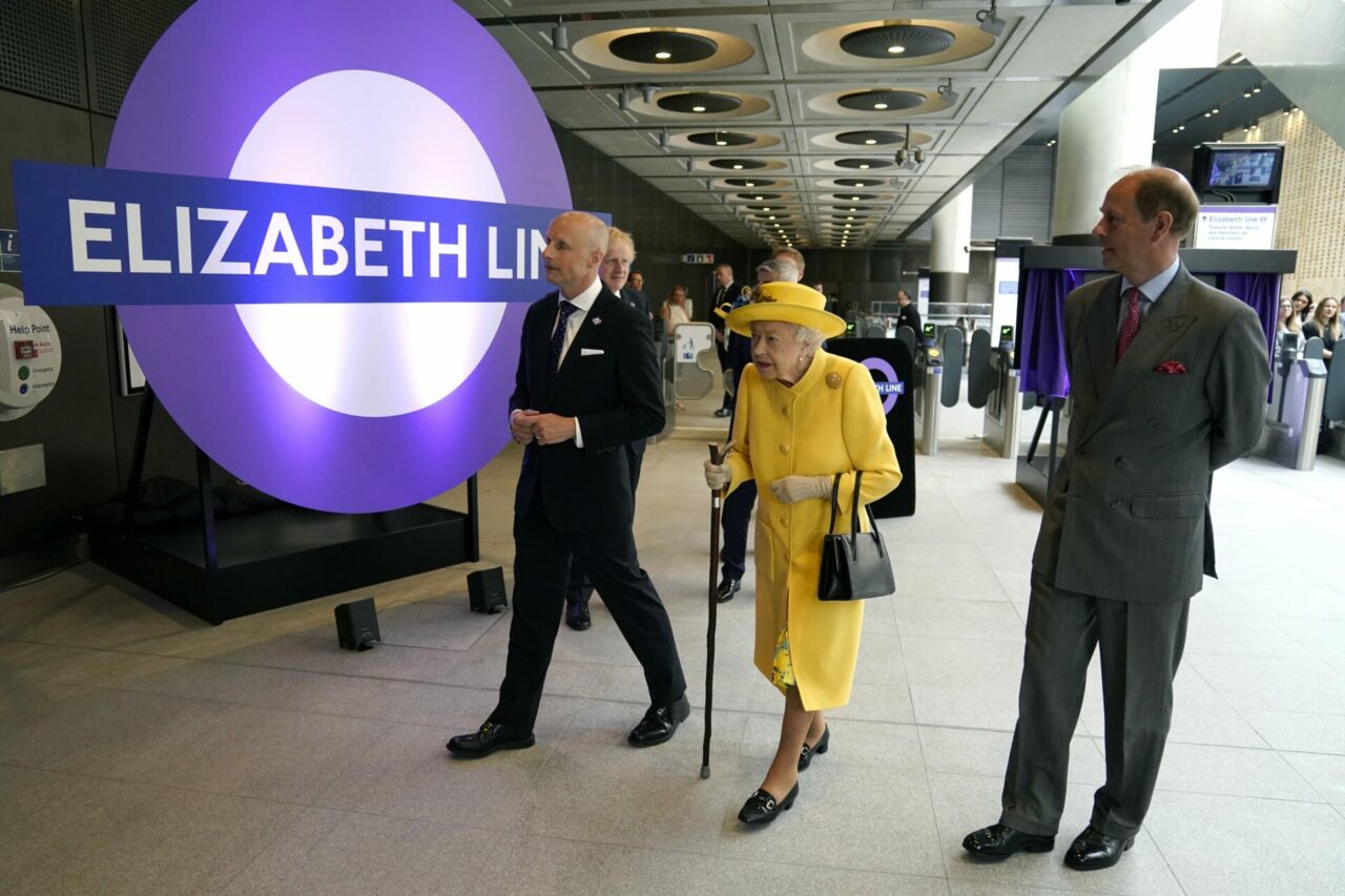 La reina Isabel II inaugura una nueva línea del metro de Londres