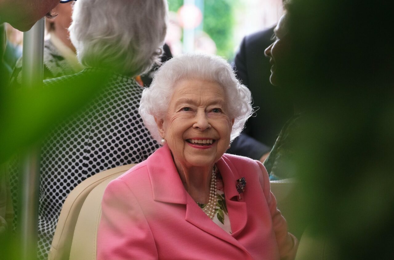 La reina Isabel II preside un encuentro de floricultores en Chelsea