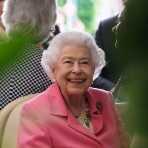 La reina Isabel II preside un encuentro de floricultores en Chelsea