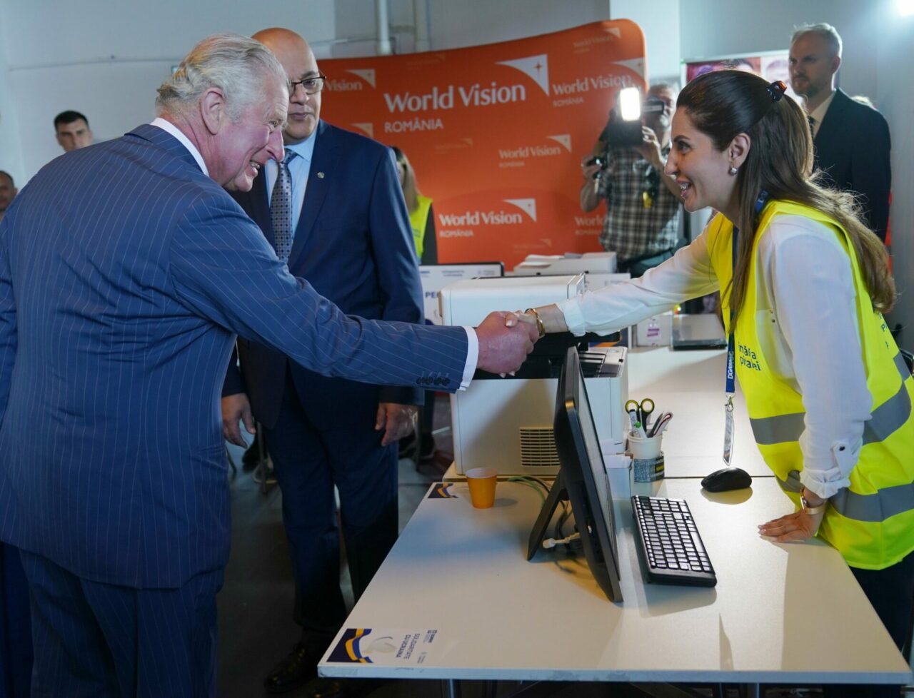 El príncipe Carlos visita centro de acopio en Rumania