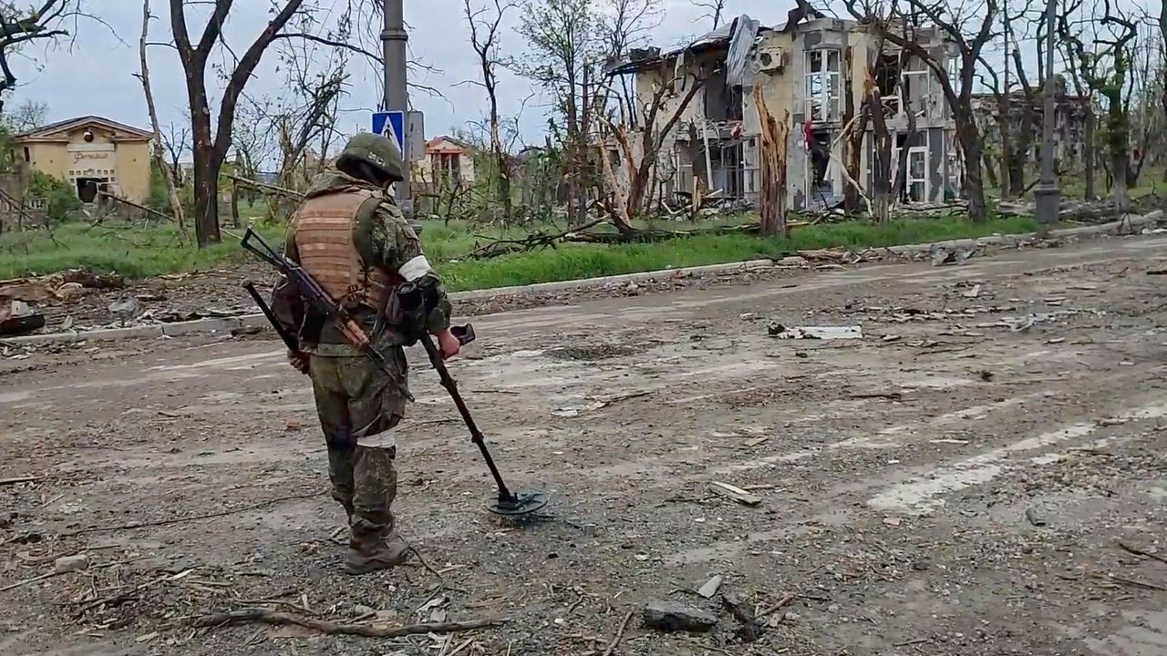 Ucrania: Hallan casi 200 cuerpos en el sótano de un edificio bombardeado en Mariúpol