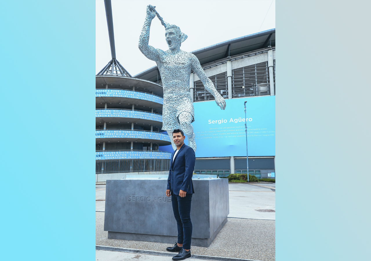 El Manchester City devela estatua en honor al Kun Agüero