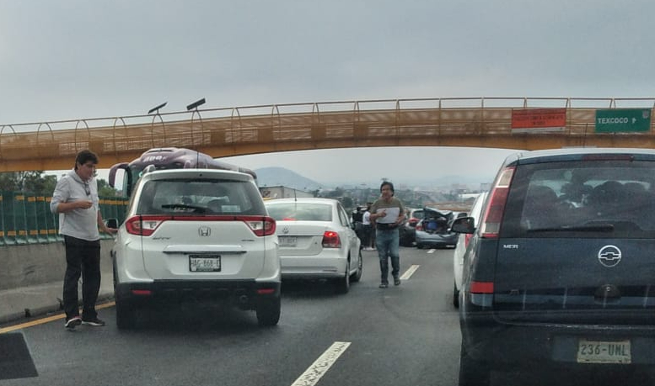 Carambola complica el tránsito en la autopista México-Puebla