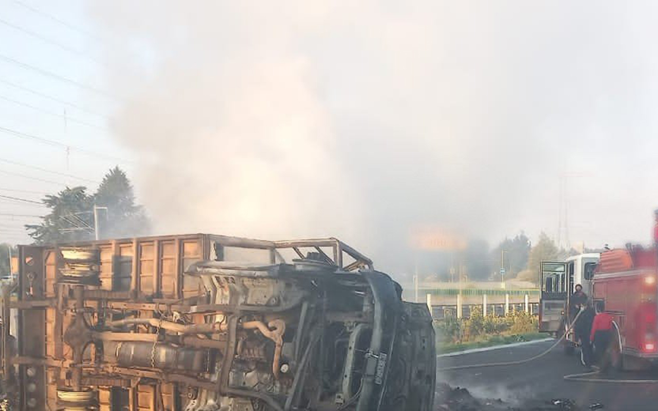 Camión se vuelca y se incendia en la carretera México-Toluca