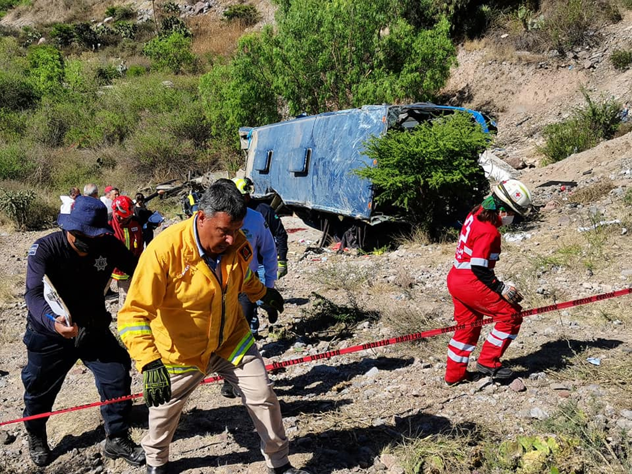 Autobús cae a barranco en SLP: hay 6 migrantes muertos y 19 heridos