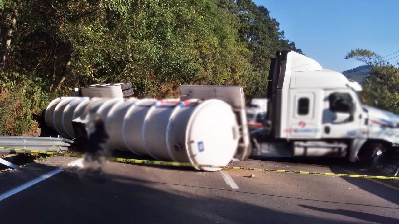 Pipa vuelca en Cumbres de Maltrata y colapsa el tránsito en la Puebla-Córdoba