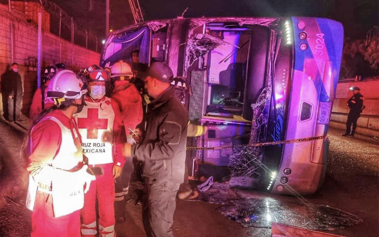 Volcadura de autobús deja 2 muertos y 19 lesionados en Paseo Tollocan, Toluca