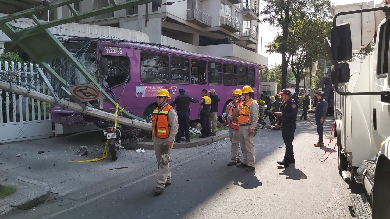 Choque de autobús contra autos y poste deja varios heridos en la Portales Norte de CDMX