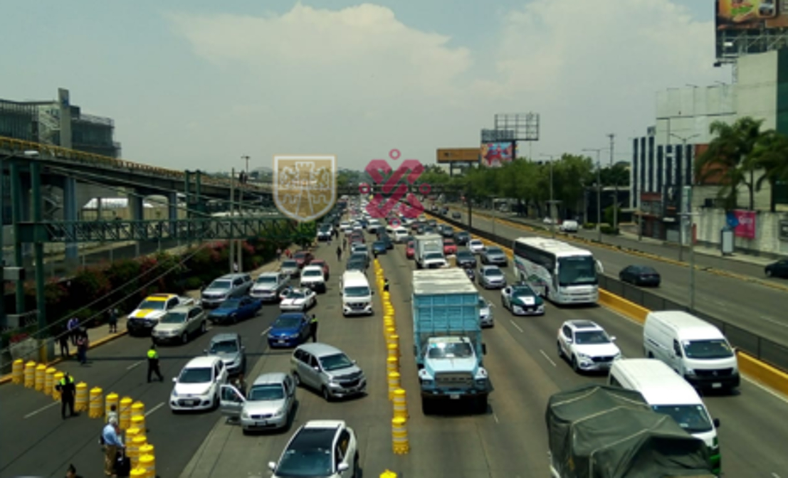 Taxistas bloquean accesos al aeropuerto de la CDMX como protesta contra apps