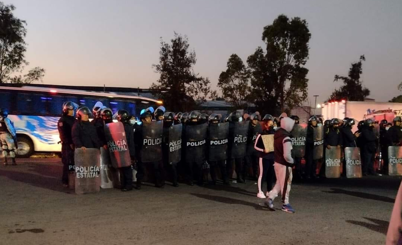 Familiares de detenidos bloquean parcialmente la autopista México-Pachuca