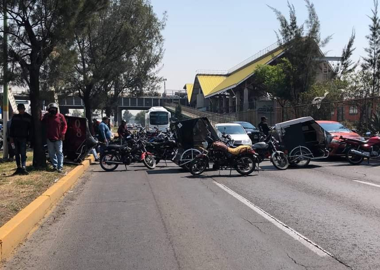 Transportistas bloquean la Avenida Central, a la altura de Nezahuacóyotl
