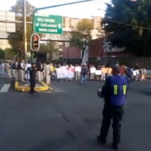 Trabajadores bloquean Marina Nacional frente a la torre de Pemex; acusan violaciones laborales