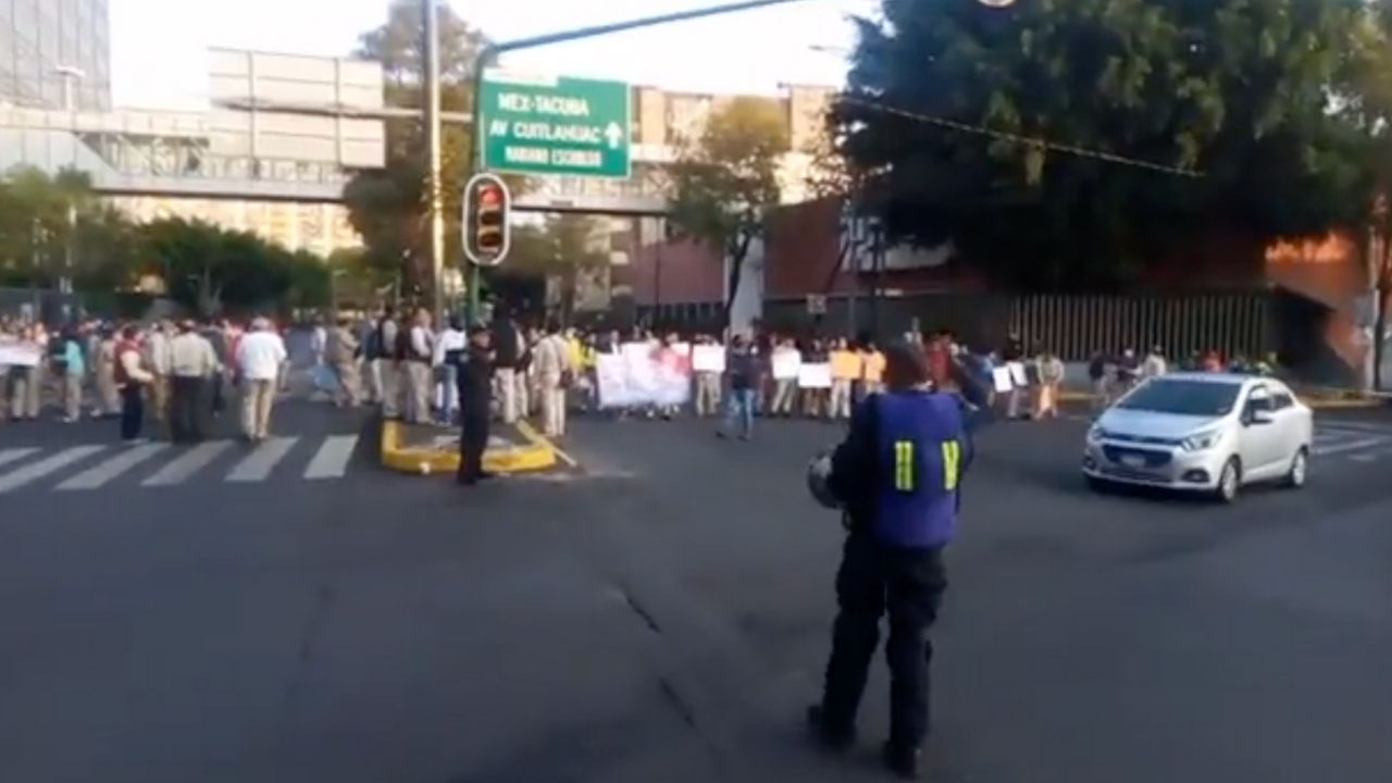 Trabajadores bloquean Marina Nacional frente a la torre de Pemex; acusan violaciones laborales