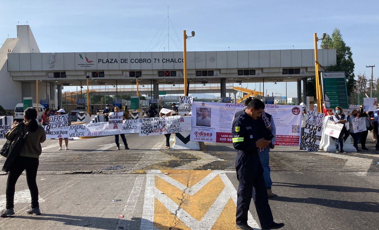 Familiares de joven desaparecido bloquean la caseta de San Marcos de la México-Puebla