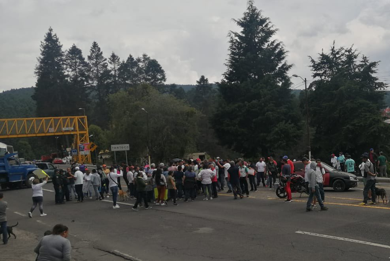 Manifestantes cierran el tránsito en la México-Toluca para reclamar por falta de agua