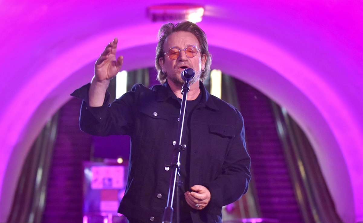 Bono, de U2, da ‘concierto por la paz’ en estación del metro de Ucrania