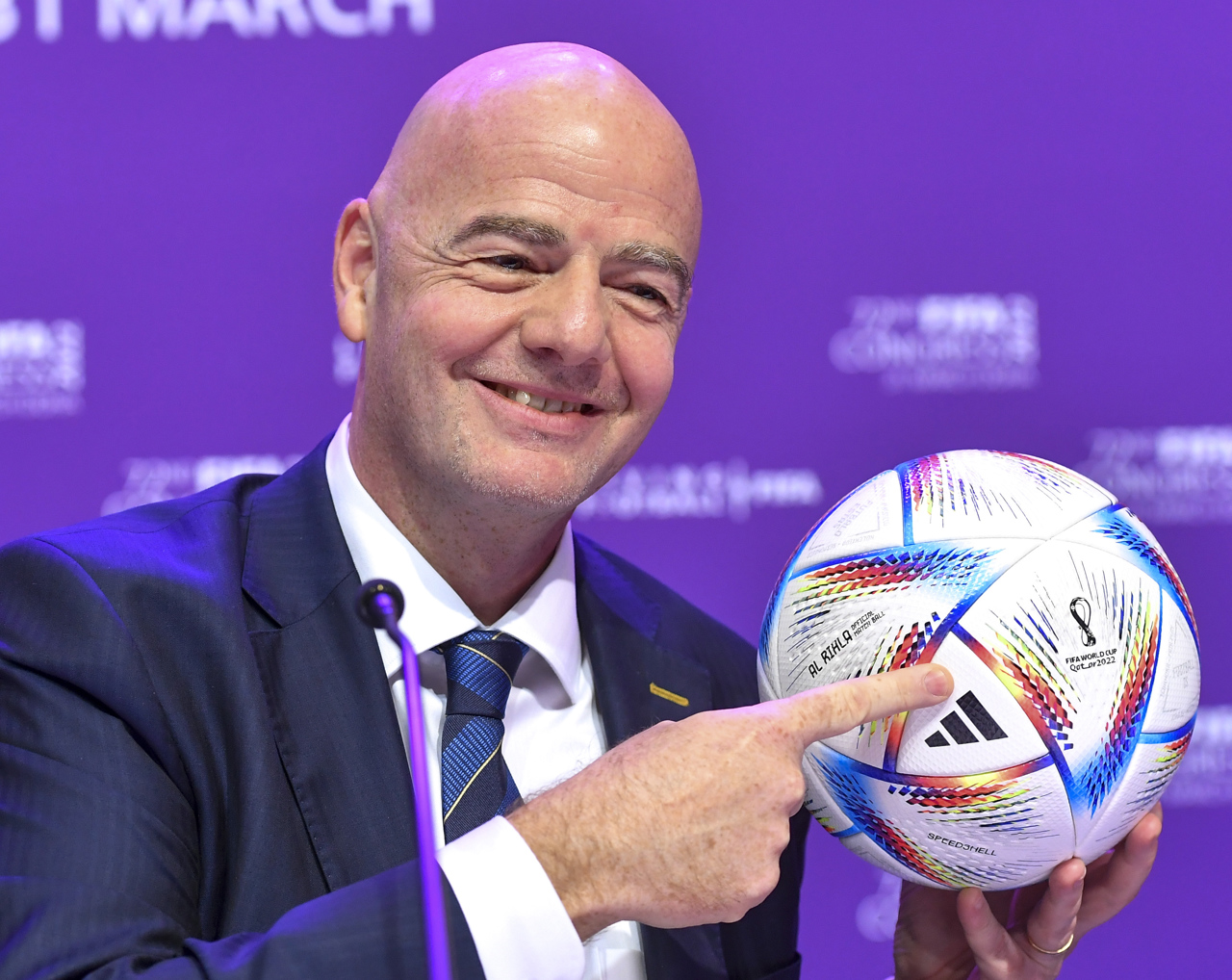 Presidente de la FIFA justifica duras condiciones de trabajo