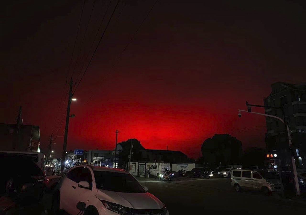 Cielo rojo impresiona a habitantes en China