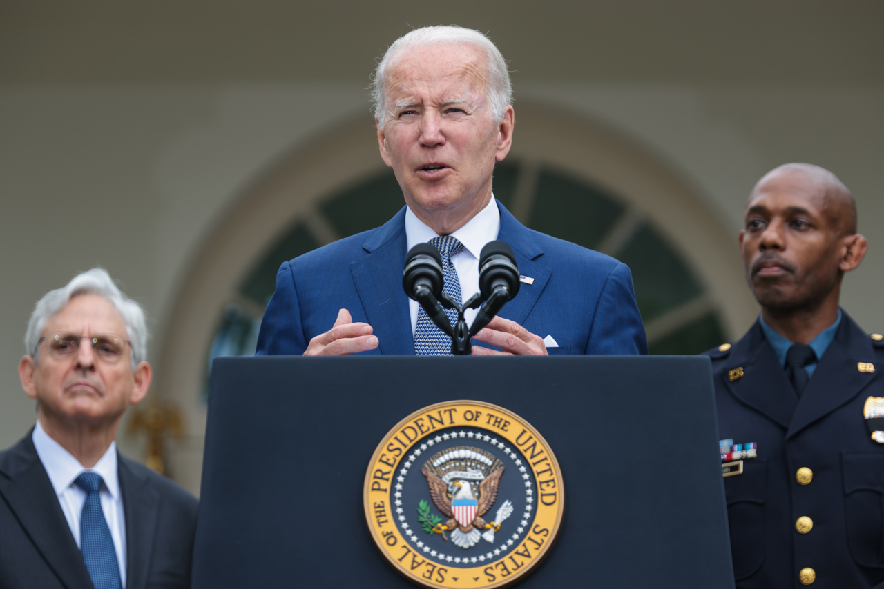 Joe Biden pide al Congreso de EU suspender impuestos sobre la gasolina por 3 meses
