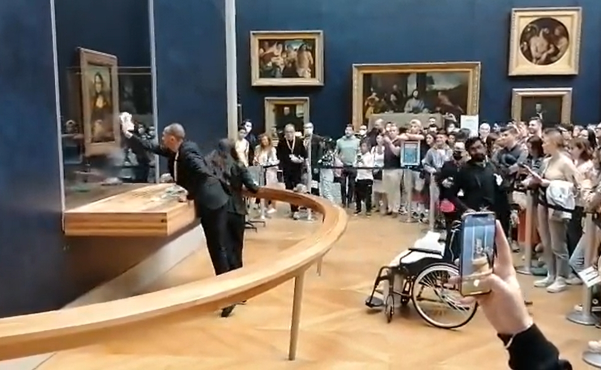 <i>La Mona Lisa</i> sufre ataque en el museo de Louvre: le lanzan un pastel