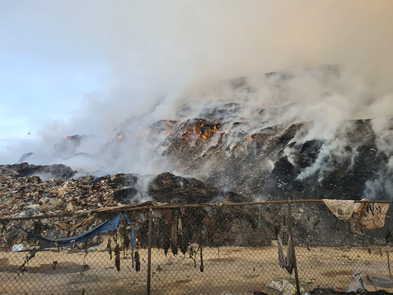 Labores para apagar el incendio en Chimalhuacán se extienden más de 12 horas