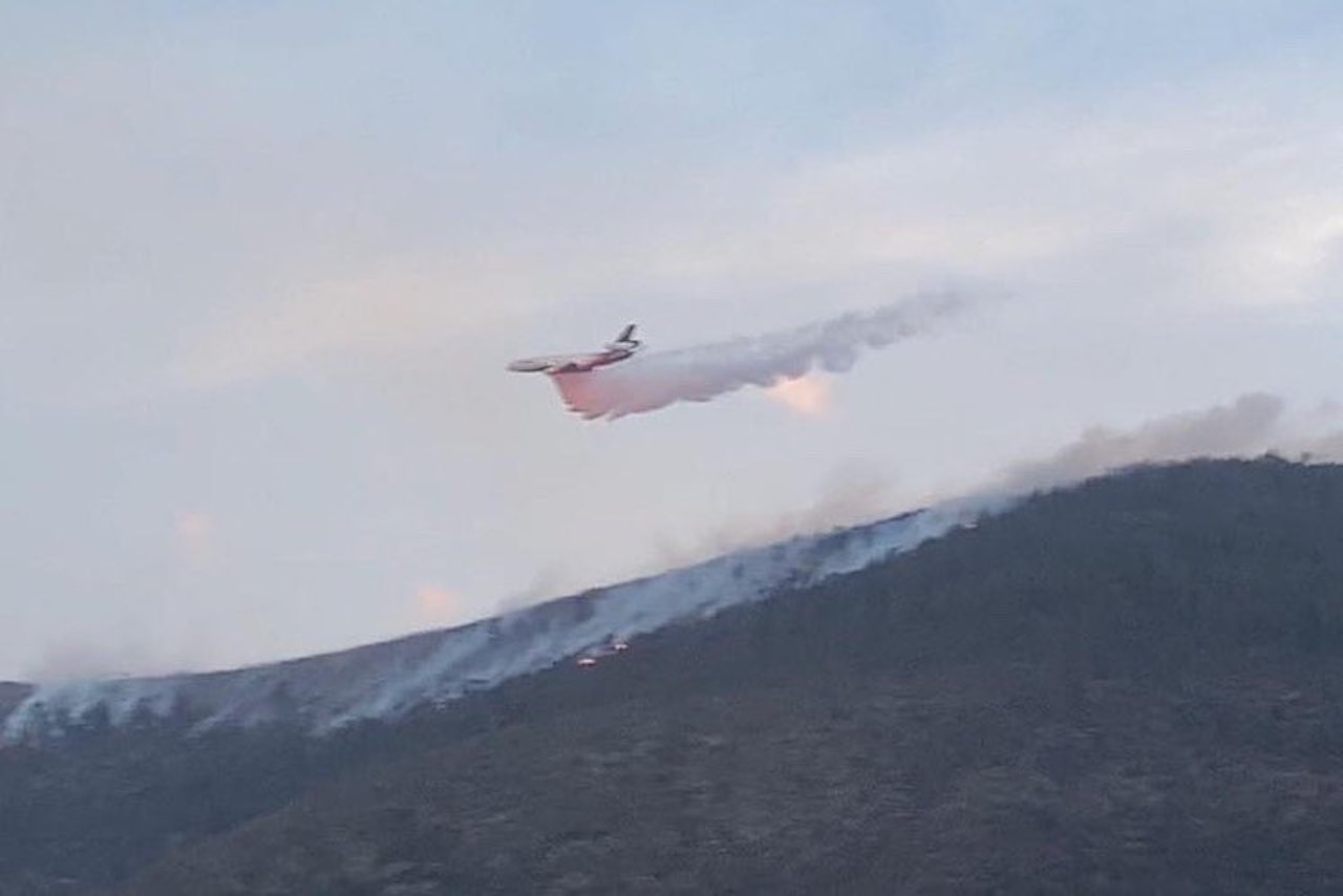 Aeronave retoma labores contra el incendio en el Cañón de San Lorenzo de Saltillo