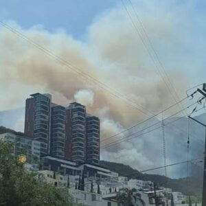 Un incendio se registra en el Cerro de las Mitras de Monterrey