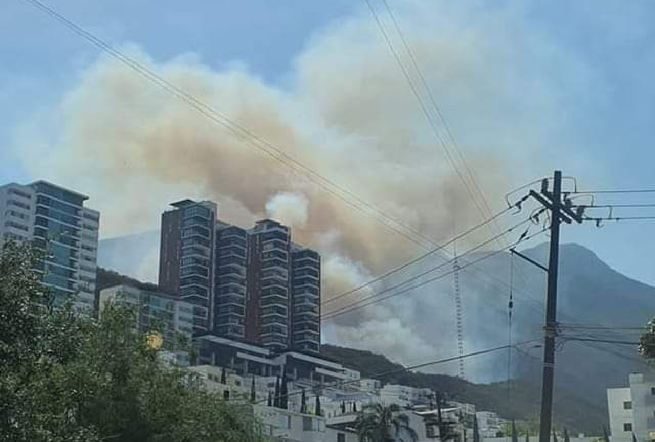 Un incendio se registra en el Cerro de las Mitras de Monterrey