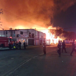 Incendio en Iztapalapa moviliza a bomberos de CDMX y evacuan a 500 personas