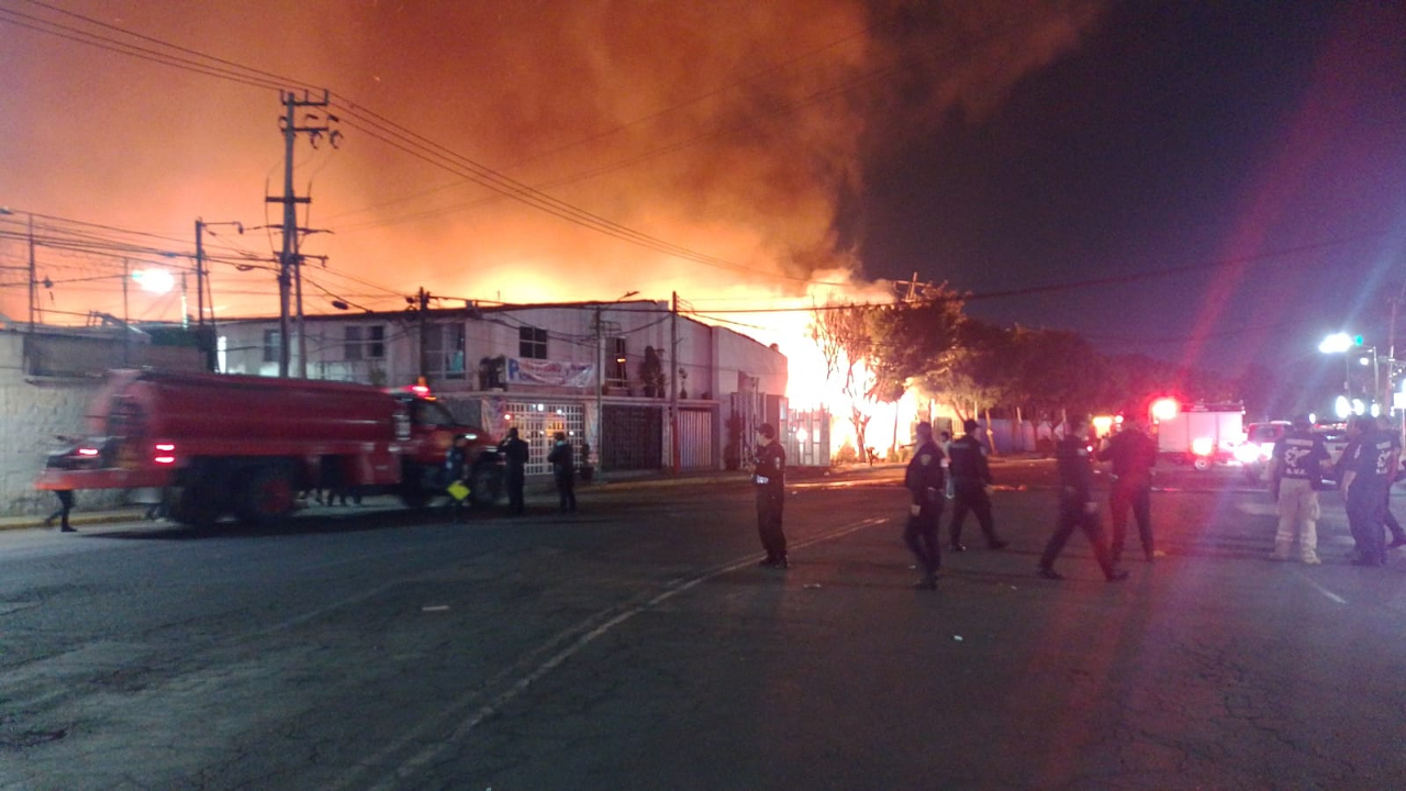 Incendio en Iztapalapa moviliza a bomberos de CDMX y evacuan a 500 personas