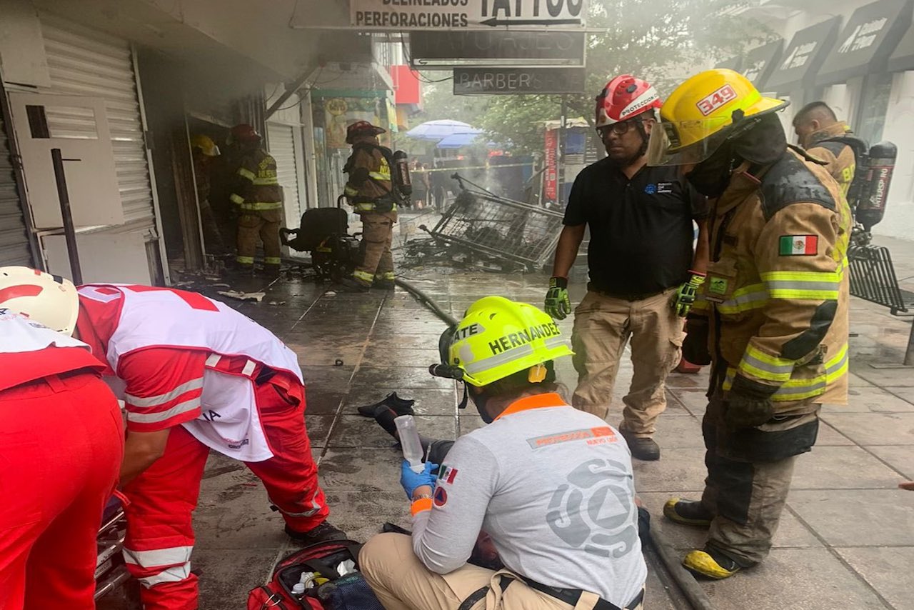 Incendio en el centro Monterrey deja al menos una persona muerta y seis heridas