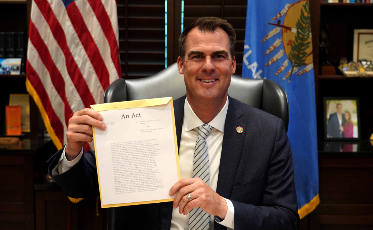 ‘Quiero que Oklahoma sea el estado más provida’: Gobernador firma ley que limita el aborto