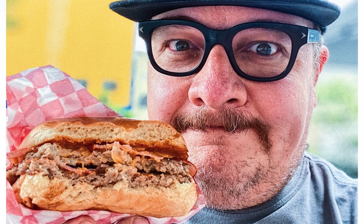 Marcello Lara, de Moderatto, celebra como Burgerman el Día de la Hamburguesa