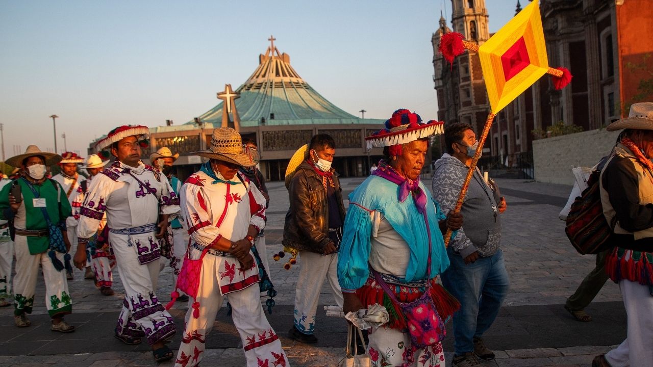 Caravana Wixárika exige restitución de tierras y hace ceremonia en la Basílica de Guadalupe
