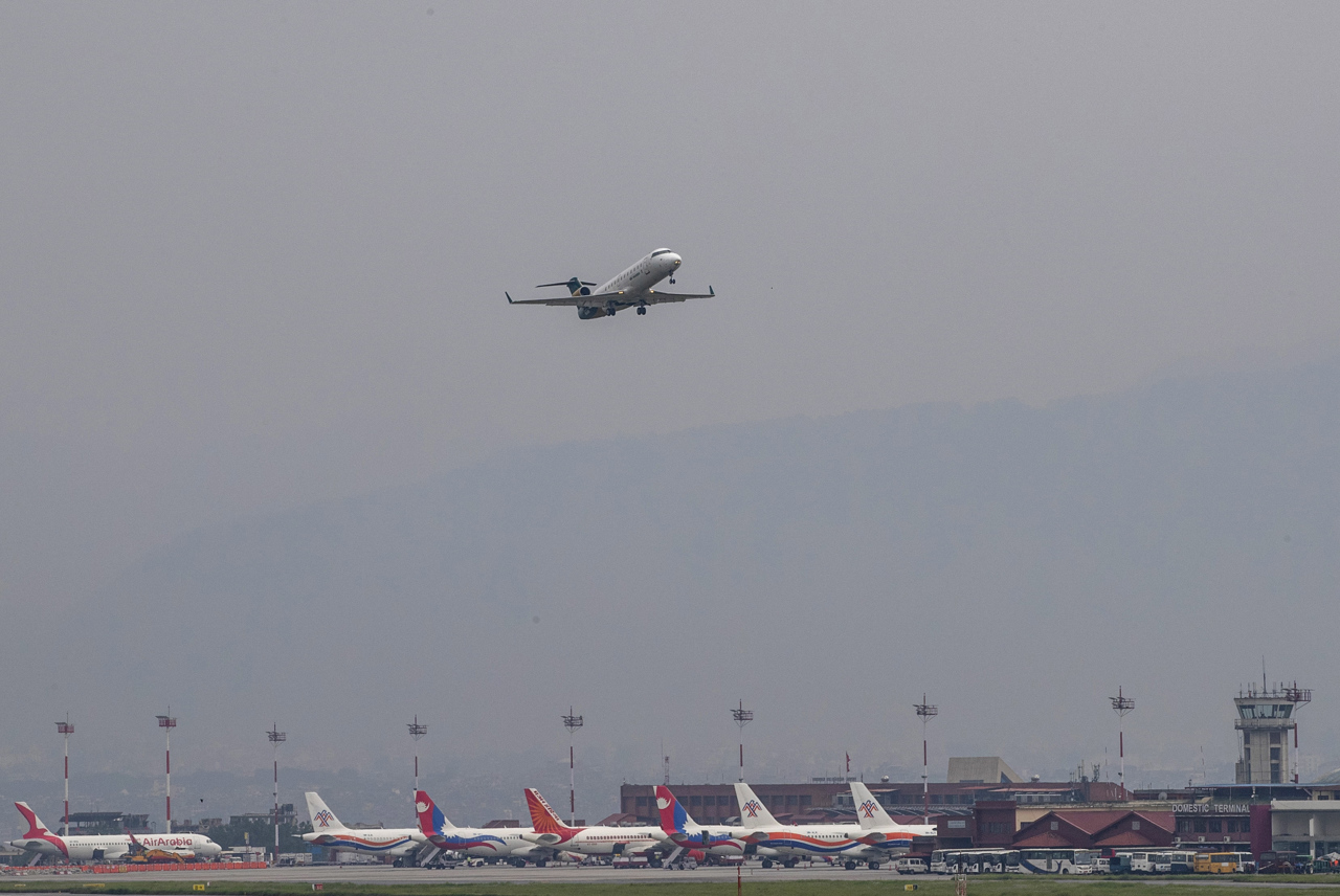 Avión con 22 personas a bordo desaparece en Nepal y el mal clima detiene su búsqueda