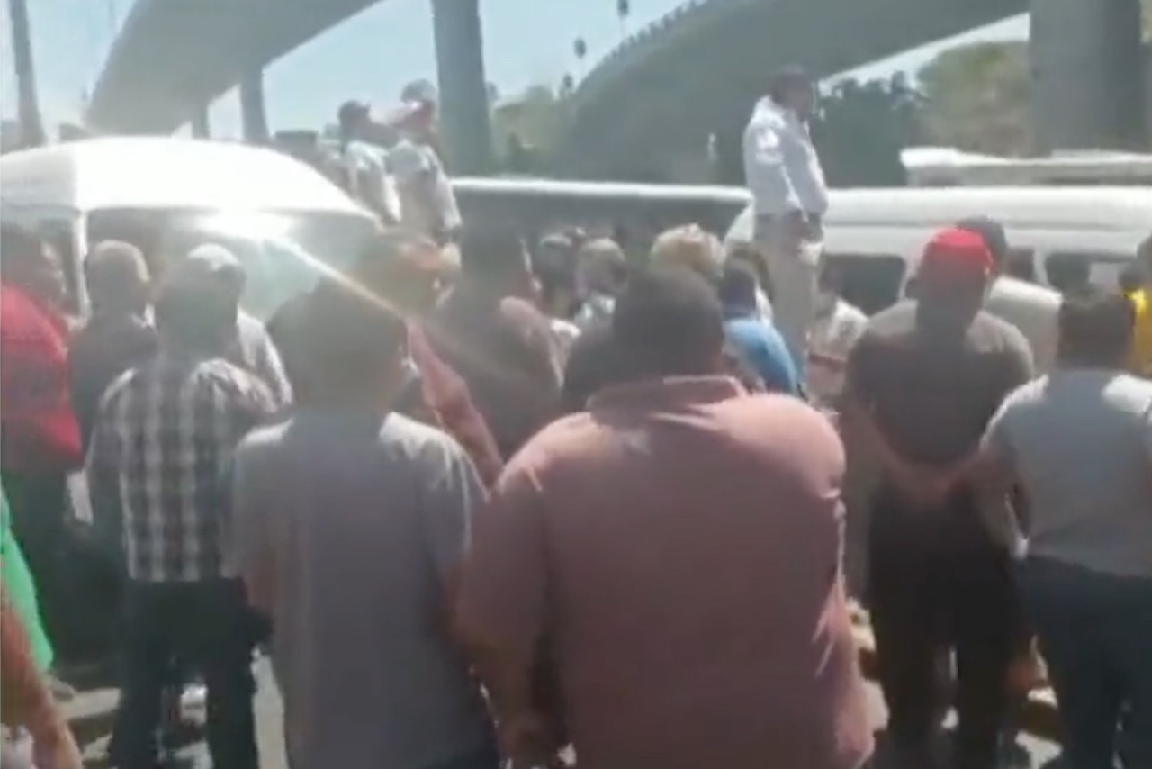Periférico Norte: Transportistas bloquean el tránsito en Tlalnepantla